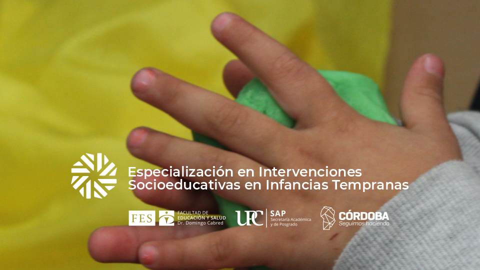 Manos de infante que sostiene un trozo de plastilina. Al pie una leyenda que dice “Especialización en intervenciones socioeducativas en infancias tempranas”.